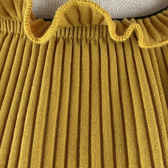Coin 1804 Rib Elastic Funnel Neck Trim Pullover Top Mustard Yellow Size Medium - Picture 5 of 12
